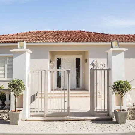 Feinikas Villa *